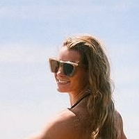 Abigail Domit Naken