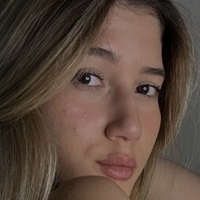 Alba Shy Naken