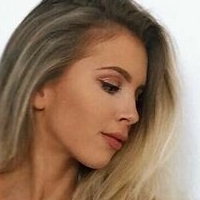 Anneka Madget Naken