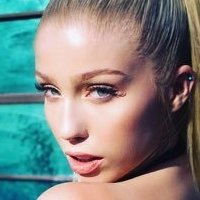 Arielle Raycene Naken