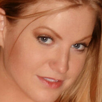 Avery Ray Naken