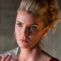Betty Gilpin Naken