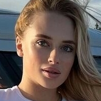 Blondinka Angelina Naken
