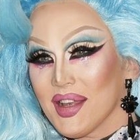 Charlie Hides Naken