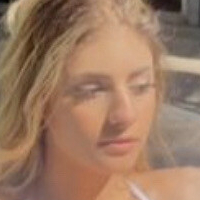 Chloe Simon Naken
