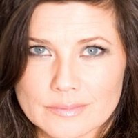 Daphne Zuniga Naken