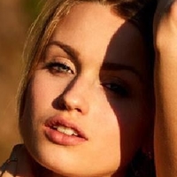 Emilia Jung Naken
