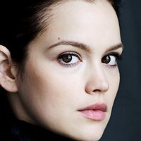 Emilia Schüle Naken