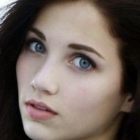 Emily Rudd Naken