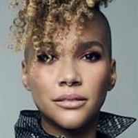 Emmy Raver-Lampman Naken