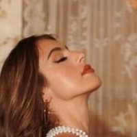 Grace Elizabeth Valentino Naken