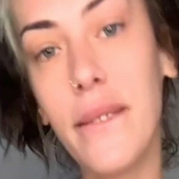 Hannah Peachey Naken