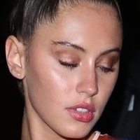 Iris Law Naken