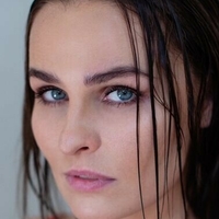 Jana Riva Naken