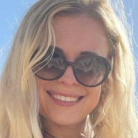 Jetting Julia Naken