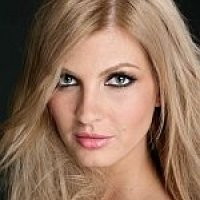 Laura Karnyaczki Naken