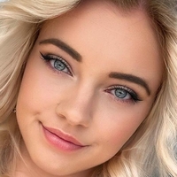 Laura Naken