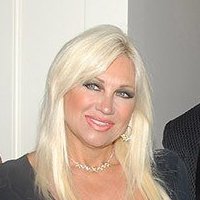 Linda Hogan Naken