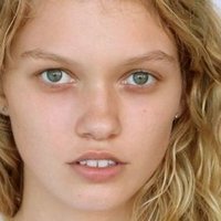 Maggie Laine Naken