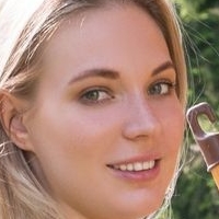 Maxine Naken