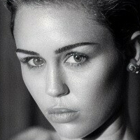 Miley Cyrus fakes Naken