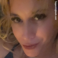 Ms. Cougar Mam Naken