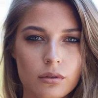Naomi Holt Naken