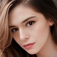 Nicole Maines Naken
