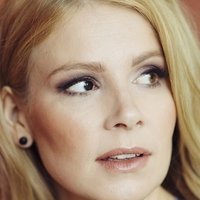 Pamela Tola Naken
