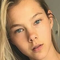 Phoebe Combes Naken