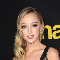 Phoebe Dynevor Naken