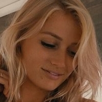 RosieVan Naken
