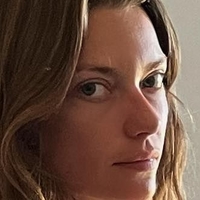 Sarah Holt Naken