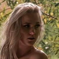 Sensual.Lauri Naken