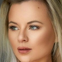 Shorty Holly Naken