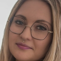 Weiß jemand wie sie heißt? Naken
