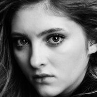 Willow Shields Naken
